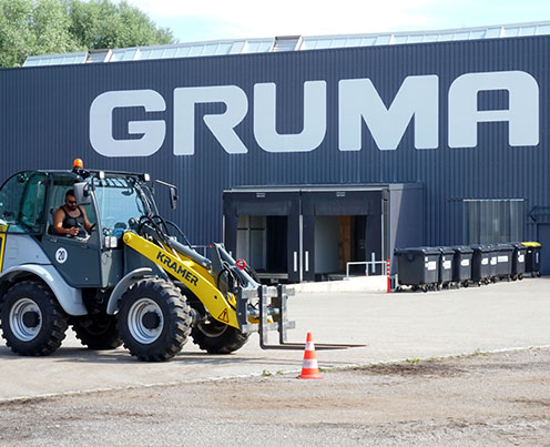 erdbaumaschinen schulung vor gruma gebaeude gelb