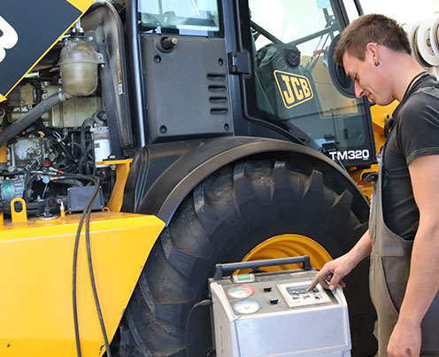 klima service mann an traktor jcb mit geraet