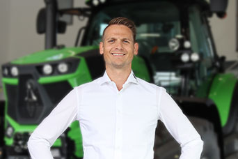 Kontakt 2 kontaktbild schaeffer andreas vor traktor unscharf