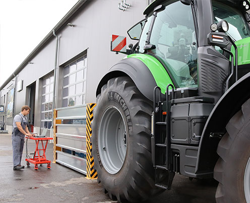 leistungs pruefung traktor mann an laptop