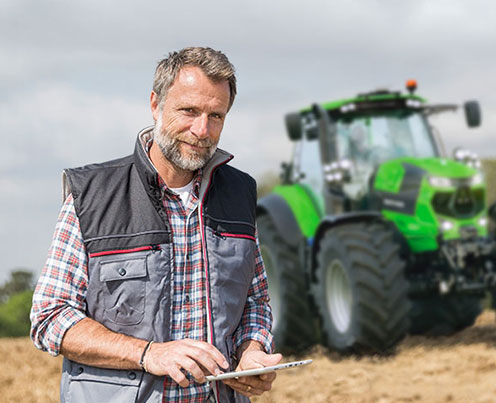 mann vor traktor mit lengsystem tablet gps acker