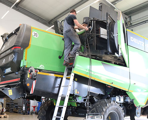 nachernte check mann auf geraet fahrzeug reparatur fahrzeug