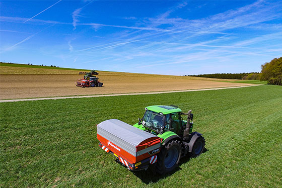 duengung kverneland feld traktor blauer himmel