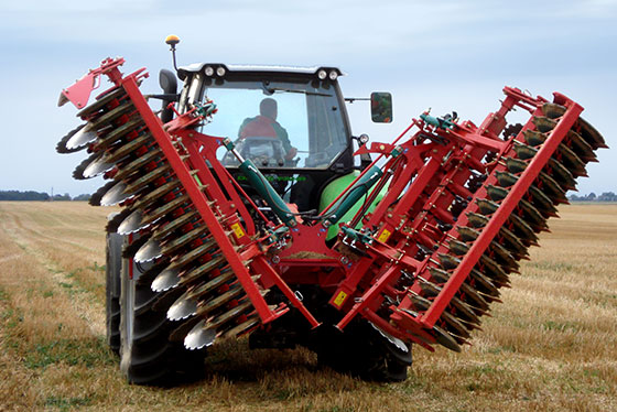 eggen hochgeklappt kverneland rot auf feld