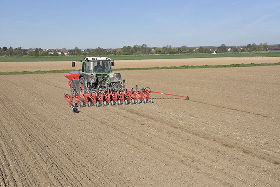 einboeck aussaat und duengung acker feld