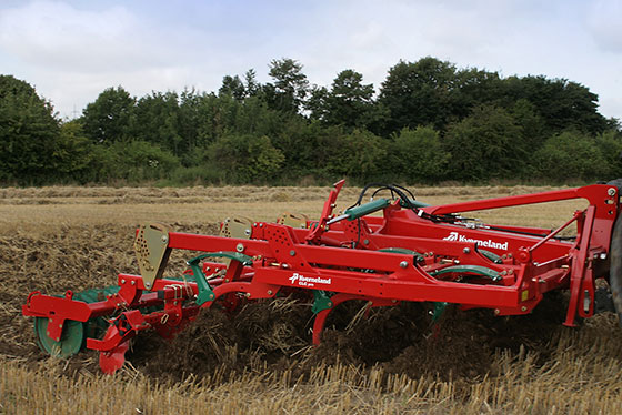 grubber kverneland einsatz auf feld rot