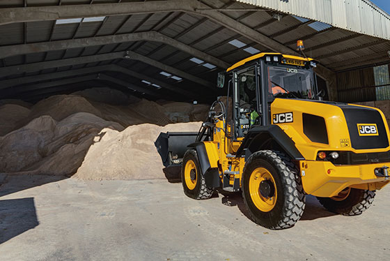 jcb radlader gelb lagerhalle sand