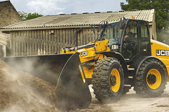 jcb teleskopradlader gelb mist aufladen bauernhof