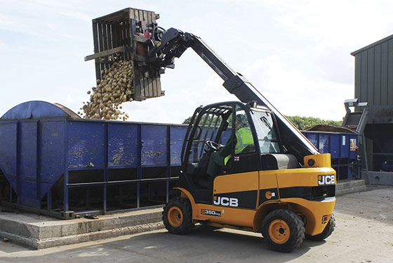 jcb teletruck gelb bauernhof kartoffeln einfuellen