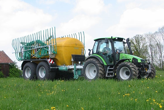 pumptankwagen zunhammer mit traktor auf feld