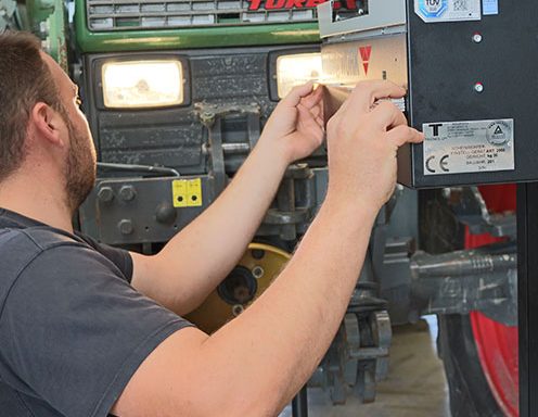 lichteinstellung fendt traktor mann geraet scheinwerfer